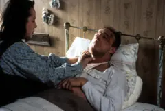 Kathy Bates y James Caan, en una escena de Miseria