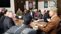 अर्थमन्त्री विष्णुप्रसाद पौडेल र आर्थिक सुधार सुझाव आयोगका पदाधिकारीहरू 