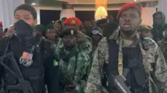Abateye bari mu nyubakwa irimwo ibiro vy'umukuru w'igihugu