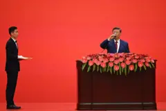 2025年9月3日,中国国家主席习近平在北京人民大会堂举行的纪念抗日战争胜利和第二次世界大战结束 80 周年阅兵式后,在招待会上举杯饮酒。