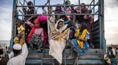 Bir kamyonun arkasında kadınlar