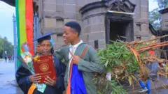 መንእሰይ ኤፍሬም በለጠ ምስ ወለዲቱ