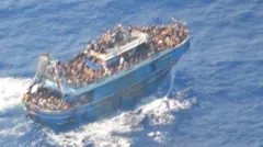 Фото судна, перевозившего мигрантов, незадолго до того, как оно затонуло у побережья Греции.