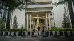 Cheta na Naịjirịa kpụpụrụ ọtụtụ mmadụ a na-enyo enyo n'ebubo iyi ọha egwu n'Ụlọikpe Ukwu dị n'Abuja, isiobodo Naịjirịa n'ụbọchị Mọnde 15 Juun, 2026.