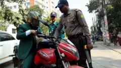 ঢাকার ধানমন্ডিতে পুলিশের একটি চেকপোস্টের তল্লাশি কার্যক্রম