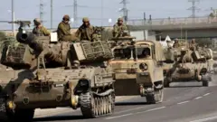 Kendaraan lapis baja Israel beriringan masuk ke Jalur Gaza.