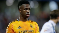 Hoton Vinicius Jr, sanye da rigar wasan Real Madrid mai ruwan dorawa