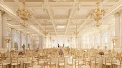 Un inmenso salón blanco y dorado con decenas de mesas y al fondo una bandera estadounidense.