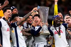우승컵을 들고 있는 주장 손흥민