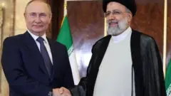 Vladimir Putin alikutana na Rais wa Iran Ebrahim Raisi muda mfupi baada ya kuwasili Tehran siku ya Jumanne