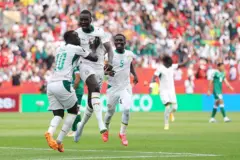 Les joueurs du Sénégal célèbrent le but de Gueye