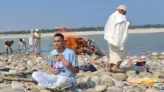 महाकाली नदीको भुजेला आर्यघाटमा विपिन जोशीको दाहसंस्कार गरिँदाको क्षण