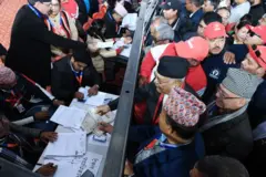 नेकपा एमालेका अध्यक्ष केपी शर्मा ओली पार्टो अध्यक्ष पदमा हुने निर्वाचनका लागि पुनः उम्मेदवारी दर्ता गराउँदै