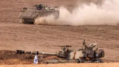 Tentara Israel berpatroli di dekat perbatasan Jalur Gaza di tengah perang dengan Hamas.