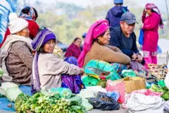 फिदिममा शनिबारे हाटमा तरकारी र स्थानीय उत्पादन बेच्दै स्थानीय महिला