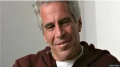 Ifoto igaragaza Jefrey Epstein mu 2004 , yifubitse umupira w'ingofero afite n'imisatsi y'imvi nyinshi 