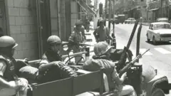 Wanajeshi wa Israel wanashika doria katika mitaa ya Gaza mwaka 1971 kama sehemu ya juhudi zake za kukabiliana na mashambulizi ya waasi dhidi ya uvamizi katika Ukanda huo.