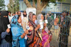 পশ্চিমবঙ্গের বীরভূমে ২৩শে এপ্রিল একটি ভোটকেন্দ্রে মহিলা ভোটাররা ভোট দেওয়ার জন্য লাইনে দাঁড়িয়ে আছেন 