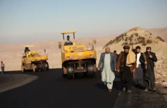 د افغانستان د حلقوي سړک یوه څنډه، چې بولدوزرونه پرې کار کوي.