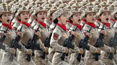 سربازان زن با یونیفورم نظامی و کلاه، با تفنگ در دست رژه می‌روند.