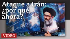 Una mano sosteniendo un cartel con un retrato del ayatolá Alí Jamenei