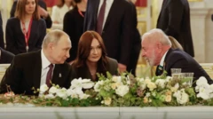 Lula à direita e Putin à esquerda conversando por meio de uma intérprete durante evento