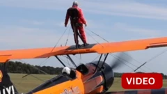 பிரிட்டன்: விமானத்தில் 'ஃபுட்போர்ட்' அடித்த 88 வயது மூதாட்டி