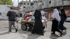 Palestinos evacúan Rafah