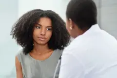 ደቂ ኣንስትዮ ብዛዕባ ጥዕና ስነ-ተዋልዶ ምስ ሓካይም ብቀጻሊ ክመኽራ ይመዓድ