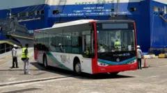 අලුතින් ගෙන්වන ලද බස් රථයක ඡායාරූපයකි