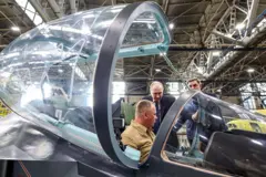 Tổng thống Nga Vladimir Putin (giữa) lắng thăm Nhà máy Hàng không Irkutsk ở Irkutsk vào ngày 24/7/2026, nơi ông xem xét nguyên mẫu của máy bay Yak-130M được nâng cấp.
