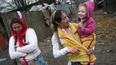 Поселение рома в Румынии, где на деньги Сороса отремонтировали и построили десяток домов