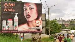 Outdoor anunciando produto de clareamento da pele, indicando dados de contato na Costa do Marfim