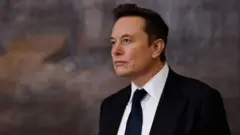 Elon Musk vestindo um terno preto, camisa branca e gravata preta olhando para longe