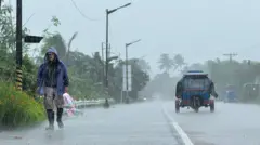 2025年9月22日，受超強颱風「樺加沙」影響，菲律賓卡加延省拉爾鎮（Lal-lo town）出現暴雨，一名男子在路上行走