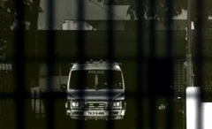 காவல்துறையால் அடித்துக் கொல்லப்பட்ட கணவர்: 27 ஆண்டுகளாக நீதிக்குப் போராடும் தாயும் மகனும்