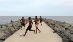 Yara na wasan ƙwallon ƙafa a teku