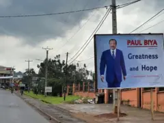 Une affiche de campagne sur laquelle se trouve le poster de Paul Biya, dans une à Bamenda dans la zone anglophone.