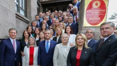 Özgür Özel ve Yeni Parti kurucu milletvekilleri Kurtuluş Savaşı Müzesi önünde