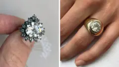 Dois anéis, um com um grande diamante mais tradicional com outros menores à sua volta, e o segundo com um diamante isolado em uma faixa de ouro mais grossa
