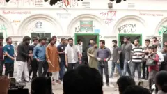 ঢাকা বিশ্ববিদ্যালয়ের মধুর ক্যান্টিনের সামনে একটি ছাত্রসংগঠনের নেতাদের দেখা যাচ্ছে (ফাইল ছবি)