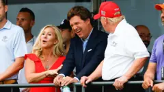 Marjorie Taylor Greene de vestido vermelho, ao lado de Tucker Carlson de terno, ouvindo Donald Trump de costas para a câmera