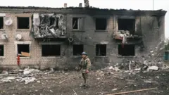 Umupolisi wa Ukraine ariko agenzura inzu yasenyuwe muri Vovchansk