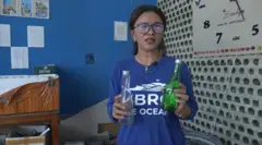 Marta Muslin tengah bergelut dengan sampah kaca