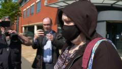 Холли ЛеГресли на выходе из магистратского суда Вустера, где она во вторник признала обвинения в пытках