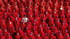 Para kardinal menghadiri pemakaman Paus Fransiskus di Lapangan Santo Petrus pada Sabtu, 26 April 2025, di Kota Vatikan, Vatikan.