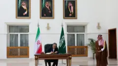 عباس عراقچی در حال امضای دفتر یادبود وزارت خارجه عربستان سعودی