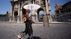 गर्मीमा पर्यटक