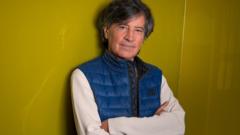 Professorbetboo 912braços cruzadosbetboo 912frente a parede, mostrando olhar confiante para a câmera