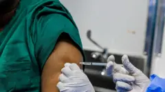 Umugore urimo gukingirwa ku kuboko indwara ya Marburg, mu Rwanda, kuri iki cyumweru, ku itariki ya 6 Ukwakira (10), mu mwaka wa 2024